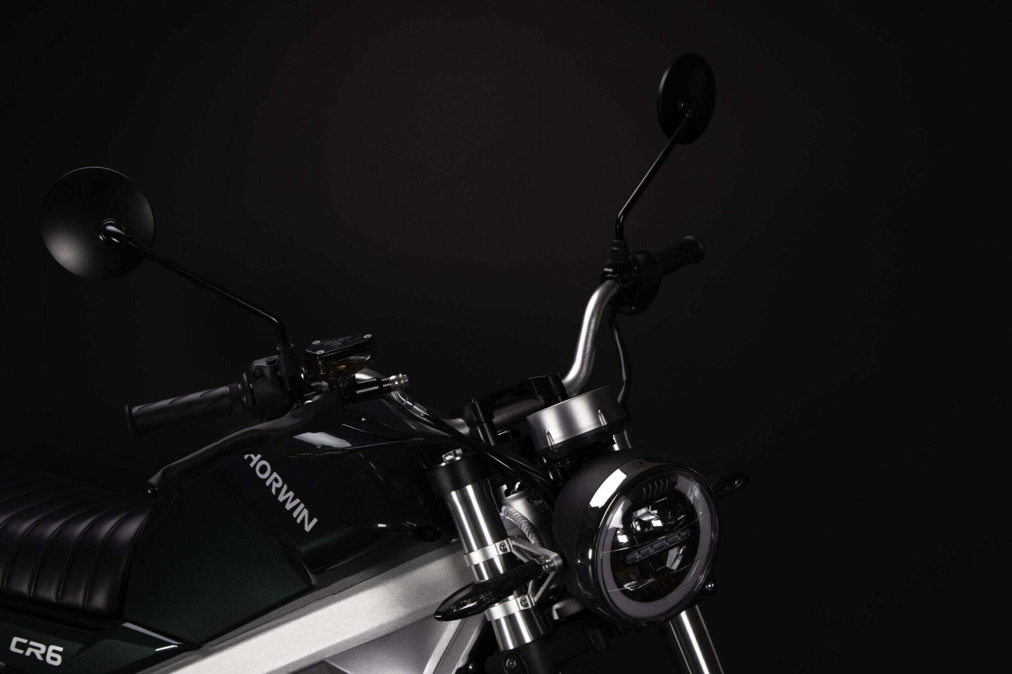 elektryczny motocykl HORWIN CR6 czarne tło