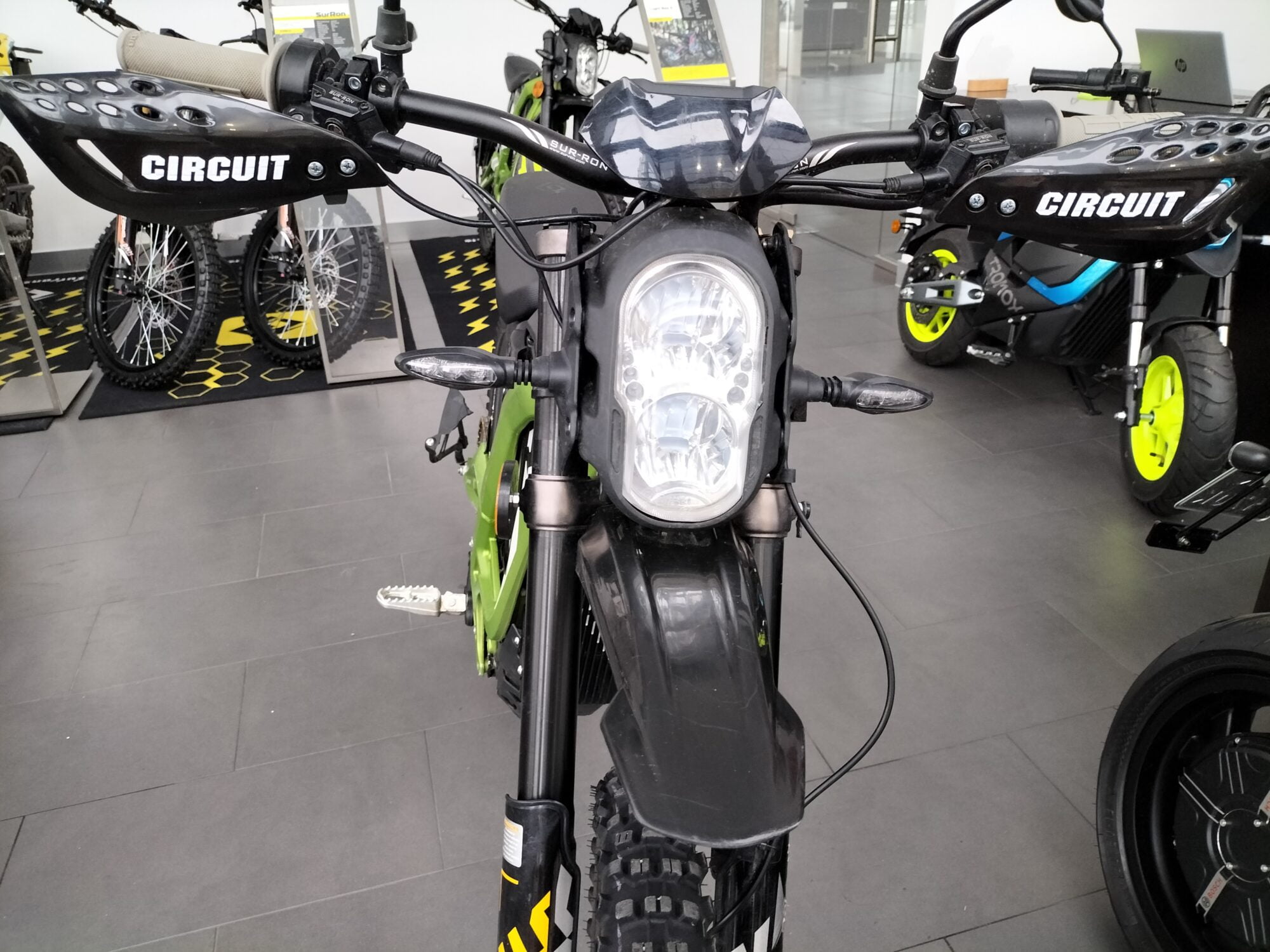 motocykl elektryczny reflektor